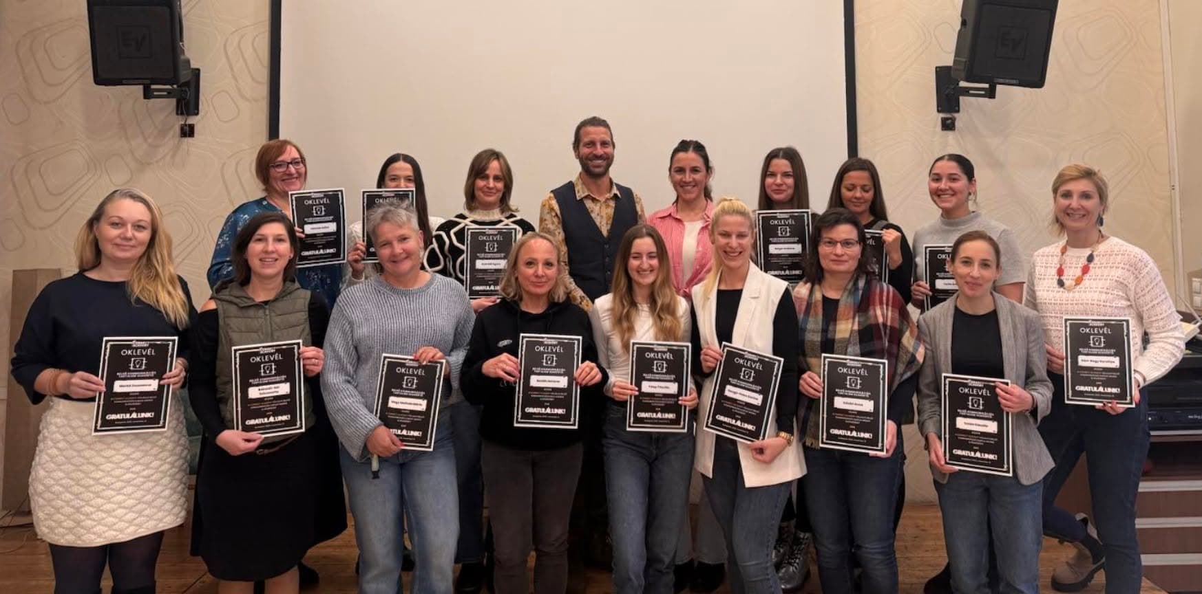 Végzett Connect Academy csoport az oklevelekkel
