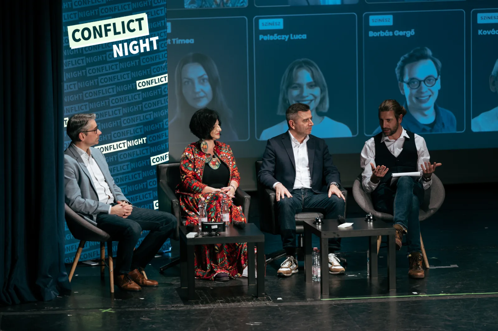 A Conflict Night csapata a színpadon
